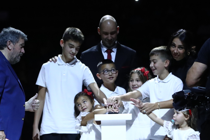 Δάκρυσε ο Σπανούλης - Η θρυλική φανέλα  με το Νο7 στον ουρανό του ΣΕΦ - «Αφιερώνω την καριέρα στον πατέρα μου που έχασα στα 15» - Βίντεο