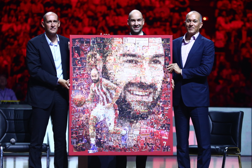 Δάκρυσε ο Σπανούλης - Η θρυλική φανέλα  με το Νο7 στον ουρανό του ΣΕΦ - «Αφιερώνω την καριέρα στον πατέρα μου που έχασα στα 15» - Βίντεο