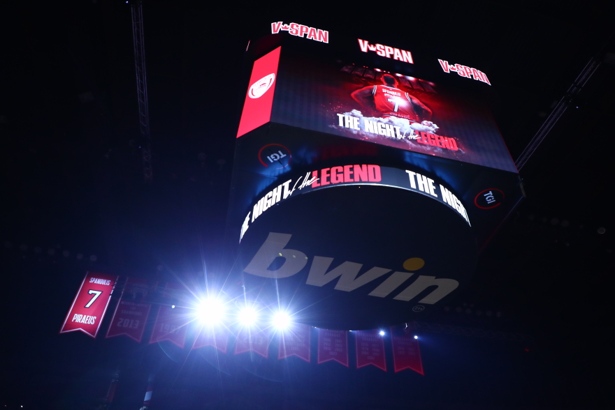 Δάκρυσε ο Σπανούλης - Η θρυλική φανέλα  με το Νο7 στον ουρανό του ΣΕΦ - «Αφιερώνω την καριέρα στον πατέρα μου που έχασα στα 15» - Βίντεο