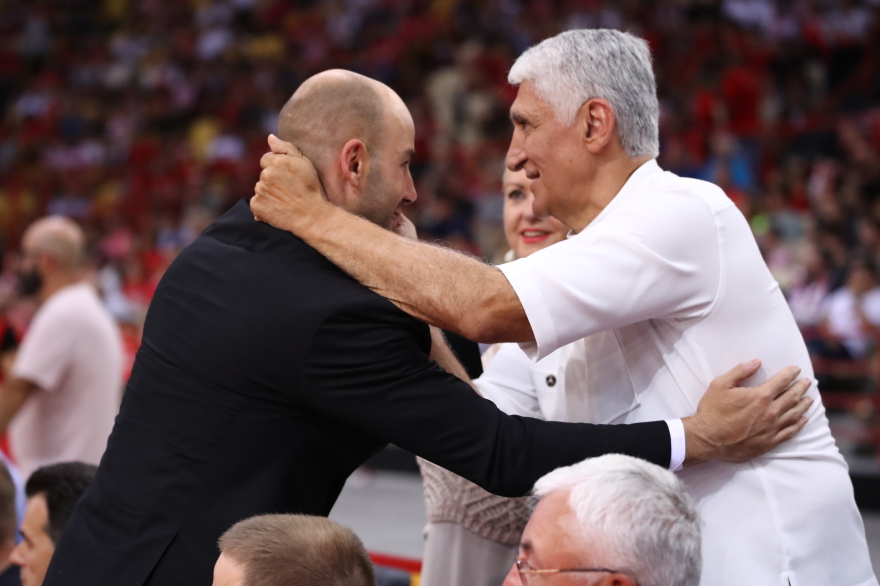 Δάκρυσε ο Σπανούλης - Η θρυλική φανέλα  με το Νο7 στον ουρανό του ΣΕΦ - «Αφιερώνω την καριέρα στον πατέρα μου που έχασα στα 15» - Βίντεο