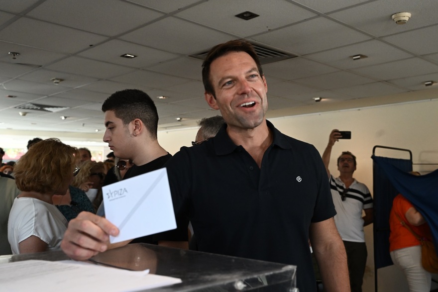 ΣΥΡΙΖΑ - Βίντεο: Στα γραφεία του ο Κασσελάκης συνοδευόμενος από τον σύντροφό του, λίγο πριν κλείσουν οι κάλπες