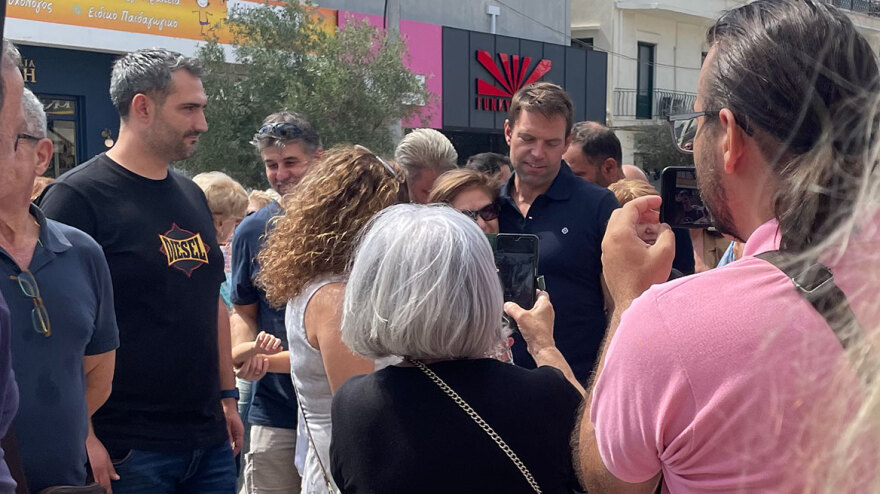 ΣΥΡΙΖΑ - Βίντεο: Στα γραφεία του ο Κασσελάκης συνοδευόμενος από τον σύντροφό του, λίγο πριν κλείσουν οι κάλπες