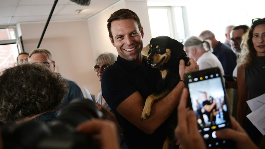 ΣΥΡΙΖΑ - Βίντεο: Στα γραφεία του ο Κασσελάκης συνοδευόμενος από τον σύντροφό του, λίγο πριν κλείσουν οι κάλπες