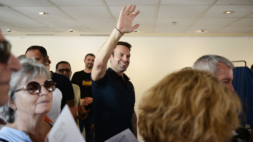 ΣΥΡΙΖΑ - Βίντεο: Στα γραφεία του ο Κασσελάκης συνοδευόμενος από τον σύντροφό του, λίγο πριν κλείσουν οι κάλπες