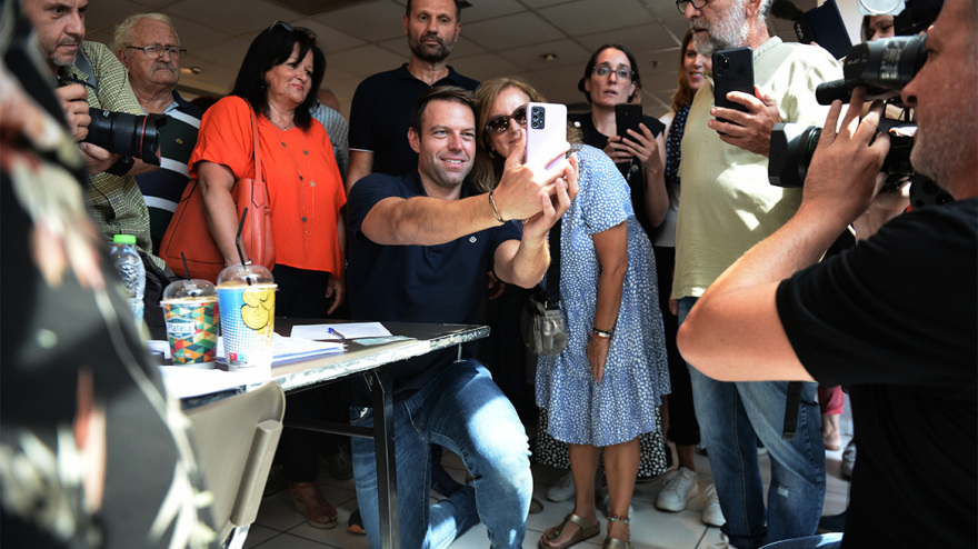 ΣΥΡΙΖΑ - Βίντεο: Στα γραφεία του ο Κασσελάκης συνοδευόμενος από τον σύντροφό του, λίγο πριν κλείσουν οι κάλπες