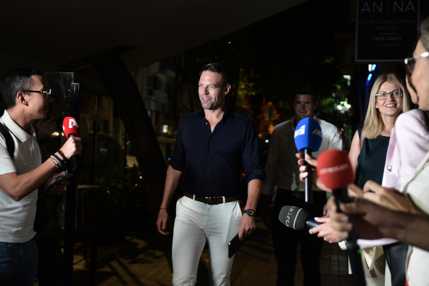 ΣΥΡΙΖΑ - Βίντεο: Στα γραφεία του ο Κασσελάκης συνοδευόμενος από τον σύντροφό του, λίγο πριν κλείσουν οι κάλπες