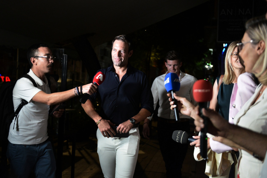 ΣΥΡΙΖΑ - Βίντεο: Στα γραφεία του ο Κασσελάκης συνοδευόμενος από τον σύντροφό του, λίγο πριν κλείσουν οι κάλπες