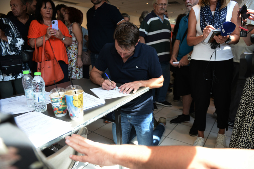 ΣΥΡΙΖΑ - Βίντεο: Στα γραφεία του ο Κασσελάκης συνοδευόμενος από τον σύντροφό του, λίγο πριν κλείσουν οι κάλπες