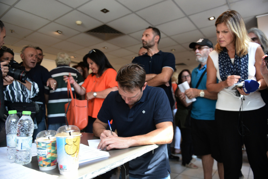 ΣΥΡΙΖΑ - Βίντεο: Στα γραφεία του ο Κασσελάκης συνοδευόμενος από τον σύντροφό του, λίγο πριν κλείσουν οι κάλπες