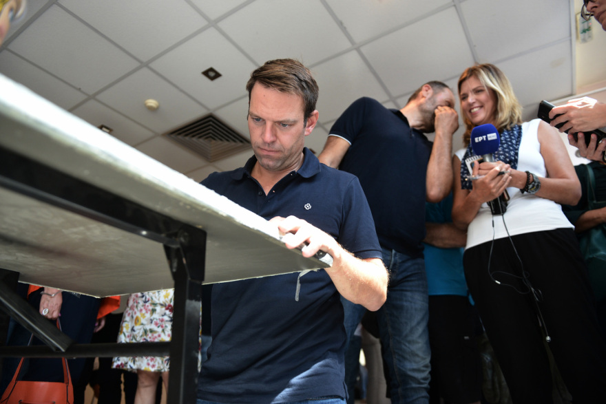 ΣΥΡΙΖΑ - Βίντεο: Στα γραφεία του ο Κασσελάκης συνοδευόμενος από τον σύντροφό του, λίγο πριν κλείσουν οι κάλπες