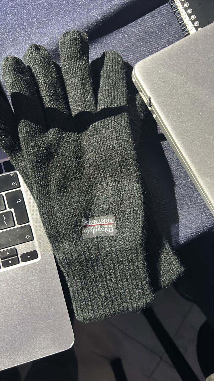 ΔΕΘ: Κασκόλ και γάντια για το κρύο μοίρασε η Νέα Δημοκρατία στους συντάκτες - Φωτογραφίες