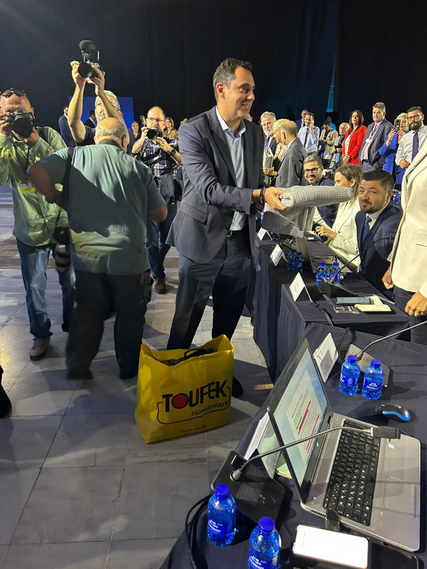 ΔΕΘ: Κασκόλ και γάντια για το κρύο μοίρασε η Νέα Δημοκρατία στους συντάκτες - Φωτογραφίες