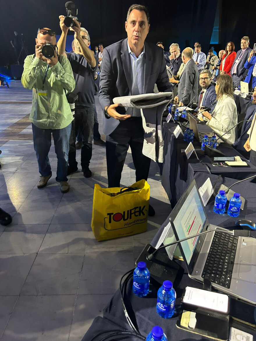 ΔΕΘ: Κασκόλ και γάντια για το κρύο μοίρασε η Νέα Δημοκρατία στους συντάκτες - Φωτογραφίες