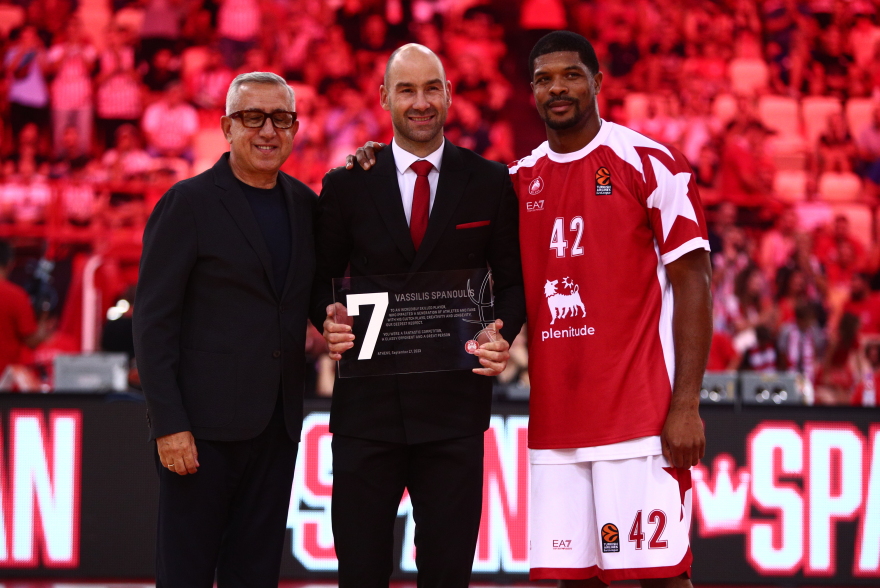 Δάκρυσε ο Σπανούλης - Η θρυλική φανέλα  με το Νο7 στον ουρανό του ΣΕΦ - «Αφιερώνω την καριέρα στον πατέρα μου που έχασα στα 15» - Βίντεο