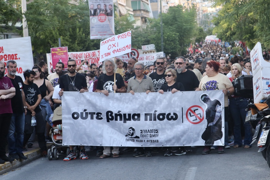 Δέκα χρόνια από τη δολοφονία του Παύλου - Η Μάγδα Φύσσα φιλά το μνημείο του στο Κερατσίνι