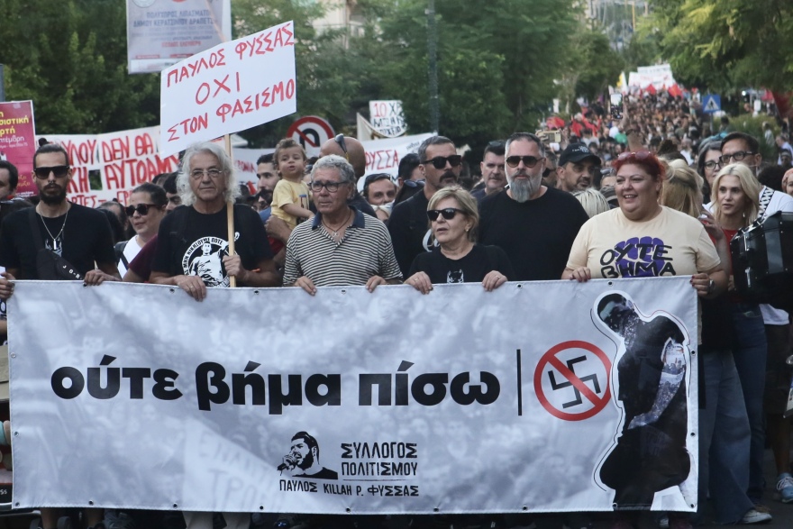 Δέκα χρόνια από τη δολοφονία του Παύλου - Η Μάγδα Φύσσα φιλά το μνημείο του στο Κερατσίνι