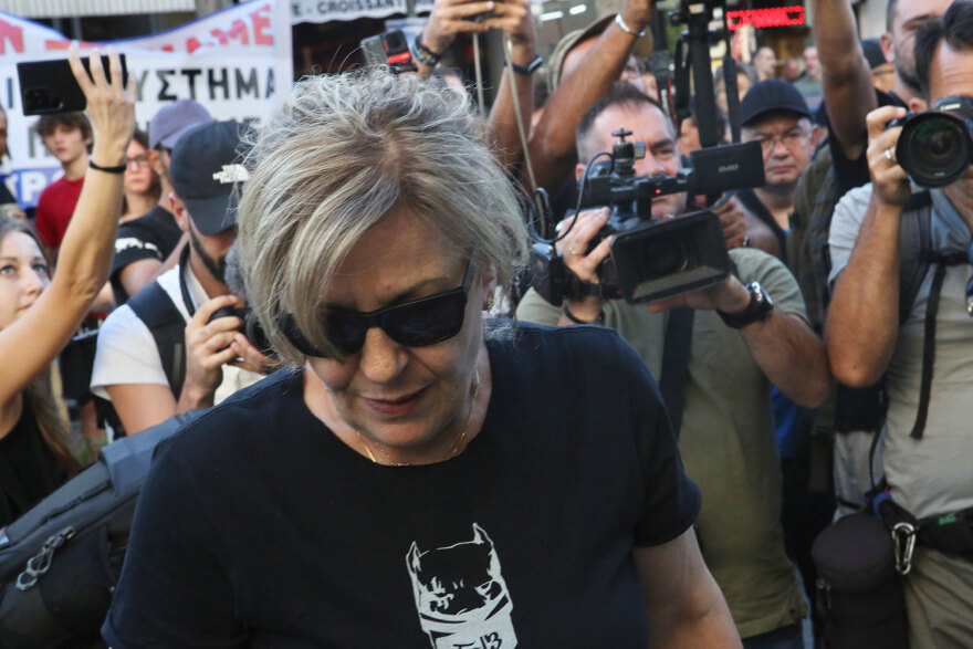 Δέκα χρόνια από τη δολοφονία του Παύλου - Η Μάγδα Φύσσα φιλά το μνημείο του στο Κερατσίνι