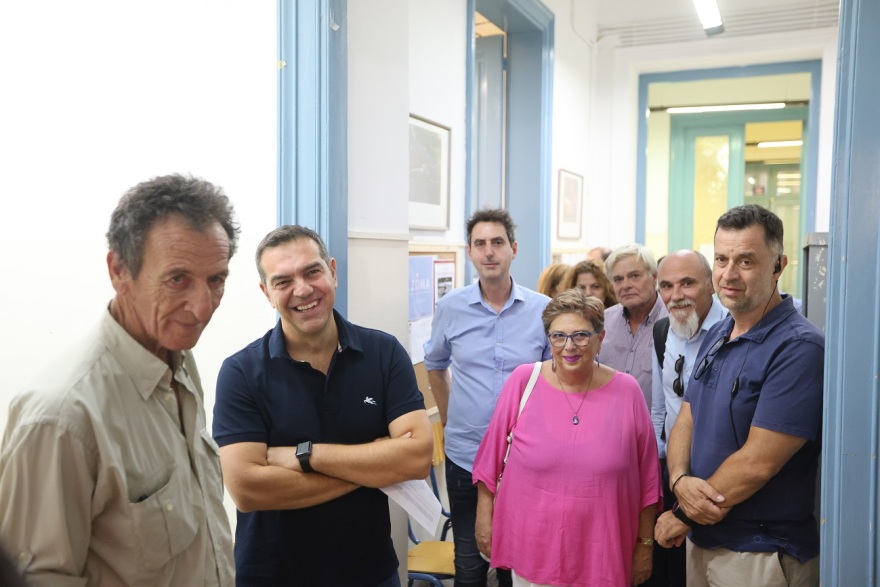 Τσίπρας: Πήγε να ψηφίσει για την διαδοχή του στον ΣΥΡΙΖΑ στο σχολείο του γιου του
