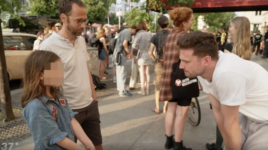 Δείτε βίντεο - Τα κλάματα έβαλε Γερμανός δημοσιογράφος την ώρα του ρεπορτάζ για την κλιματική αλλαγή