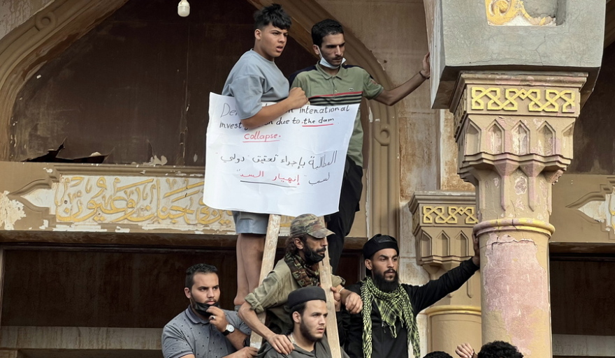 «Πλημμύρα» οργής στην Ντέρνα με τους χιλιάδες νεκρούς: Διαδηλωτές πυροπόλησαν το σπίτι του δημάρχου (Δείτε βίντεο)