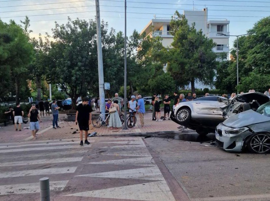 Απίστευτο τροχαίο στη Γλυφάδα: ΙΧ «μπούκαρε» σε παρκάκι και έπεσε σε παρκαρισμένα αυτοκίνητα - Βίντεο και φωτογραφίες