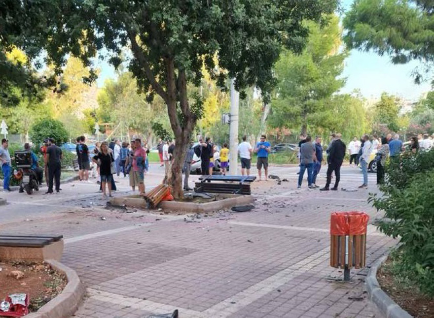 Απίστευτο τροχαίο στη Γλυφάδα: ΙΧ «μπούκαρε» σε παρκάκι και έπεσε σε παρκαρισμένα αυτοκίνητα - Βίντεο και φωτογραφίες