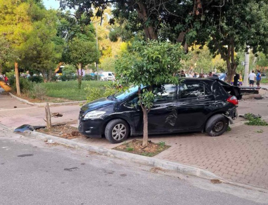 Απίστευτο τροχαίο στη Γλυφάδα: ΙΧ «μπούκαρε» σε παρκάκι και έπεσε σε παρκαρισμένα αυτοκίνητα - Βίντεο και φωτογραφίες