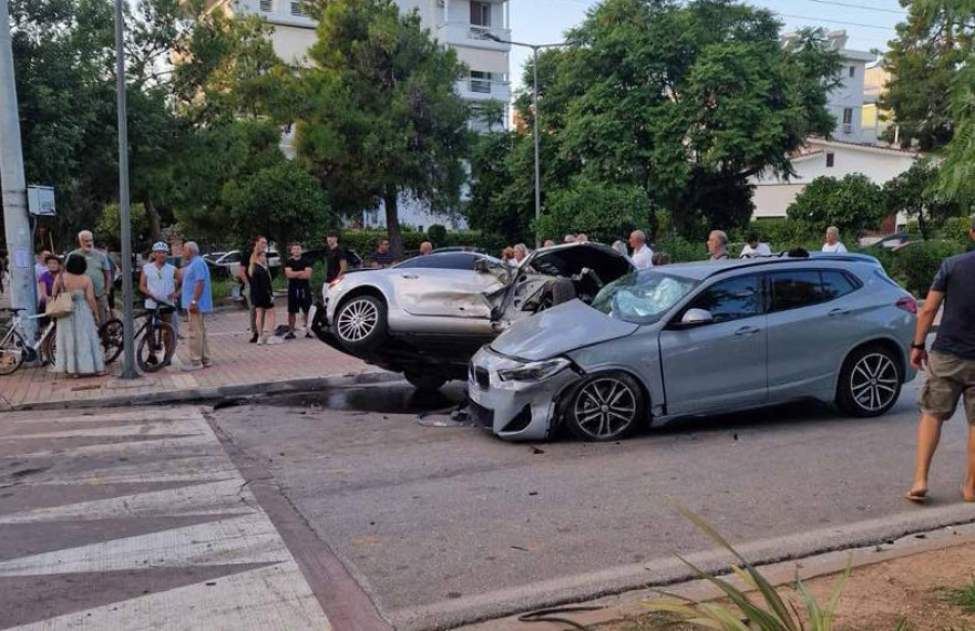 Απίστευτο τροχαίο στη Γλυφάδα: ΙΧ «μπούκαρε» σε παρκάκι και έπεσε σε παρκαρισμένα αυτοκίνητα - Βίντεο και φωτογραφίες