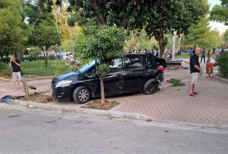 Απίστευτο τροχαίο στη Γλυφάδα: ΙΧ «μπούκαρε» σε παρκάκι και έπεσε σε παρκαρισμένα αυτοκίνητα - Βίντεο και φωτογραφίες