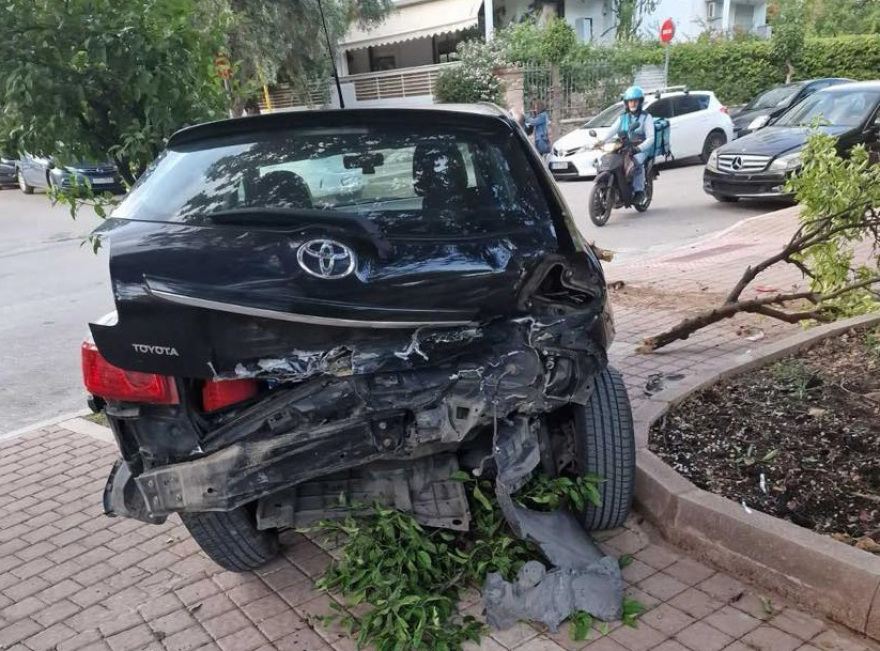 Απίστευτο τροχαίο στη Γλυφάδα: ΙΧ «μπούκαρε» σε παρκάκι και έπεσε σε παρκαρισμένα αυτοκίνητα - Βίντεο και φωτογραφίες