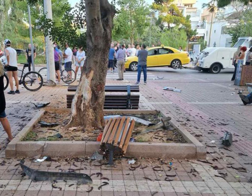 Απίστευτο τροχαίο στη Γλυφάδα: ΙΧ «μπούκαρε» σε παρκάκι και έπεσε σε παρκαρισμένα αυτοκίνητα - Βίντεο και φωτογραφίες