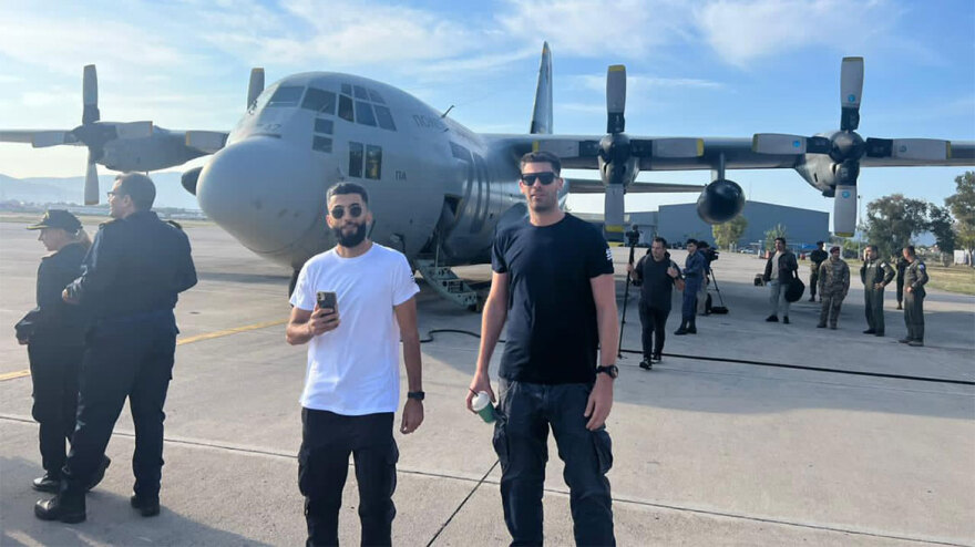 Λιβύη: Φωτογραφίες από τις τελευταίες στιγμές των δύο αδελφών μέσα στο αεροσκάφος τη ελληνικής αποστολής