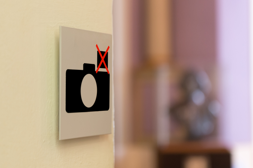 Γιατί τα μουσεία και τα ιστορικά μνημεία απαγορεύουν τις σέλφι και τις φωτογραφίες με φλας;