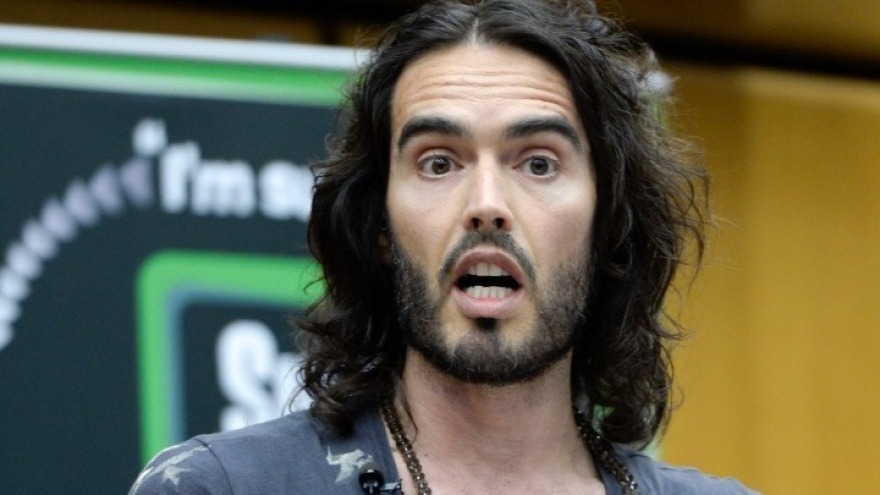 Ράσελ Μπραντ: Το YouTube ανέστειλε τη δυνατότητα να κερδίζει χρήματα μέσω του καναλιού του, μετά τις καταγγελίες για σεξουαλική επίθεση