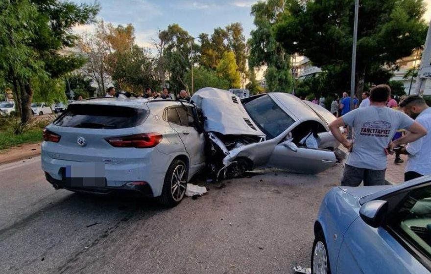 Απίστευτο τροχαίο στη Γλυφάδα: ΙΧ «μπούκαρε» σε παρκάκι και έπεσε σε παρκαρισμένα αυτοκίνητα - Βίντεο και φωτογραφίες