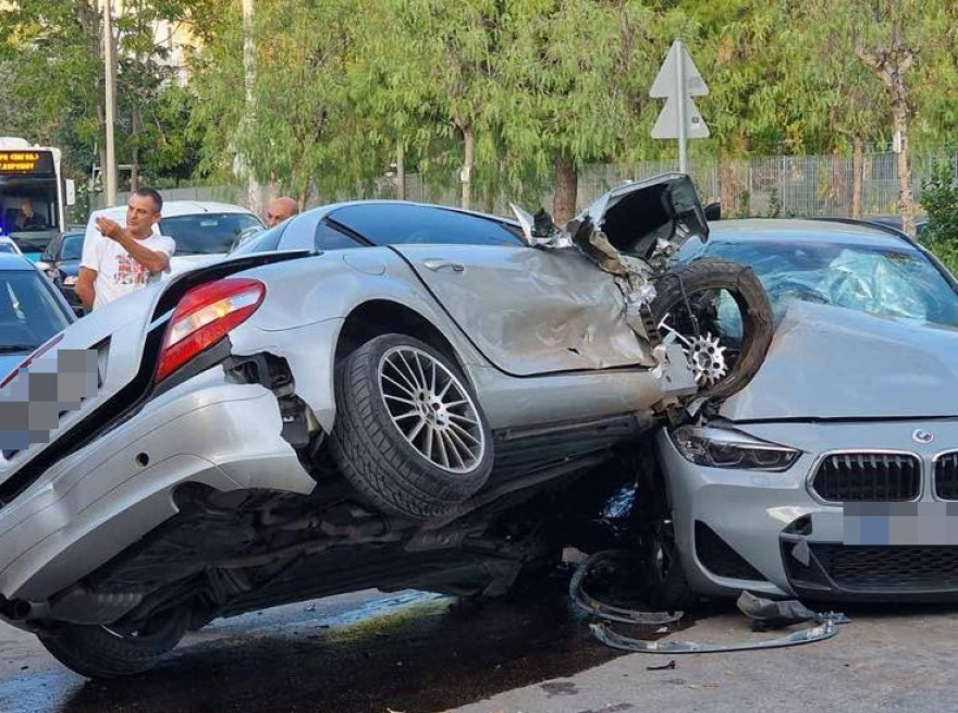 Απίστευτο τροχαίο στη Γλυφάδα: ΙΧ «μπούκαρε» σε παρκάκι και έπεσε σε παρκαρισμένα αυτοκίνητα - Βίντεο και φωτογραφίες