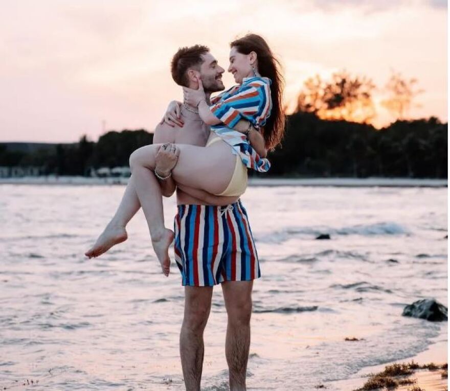 Γαλλία: Σφοδρή κριτική σε βιολονίστρια που πόζαρε με μαγιό - Την αποκάλεσαν «φτηνή» και «ρηχή»