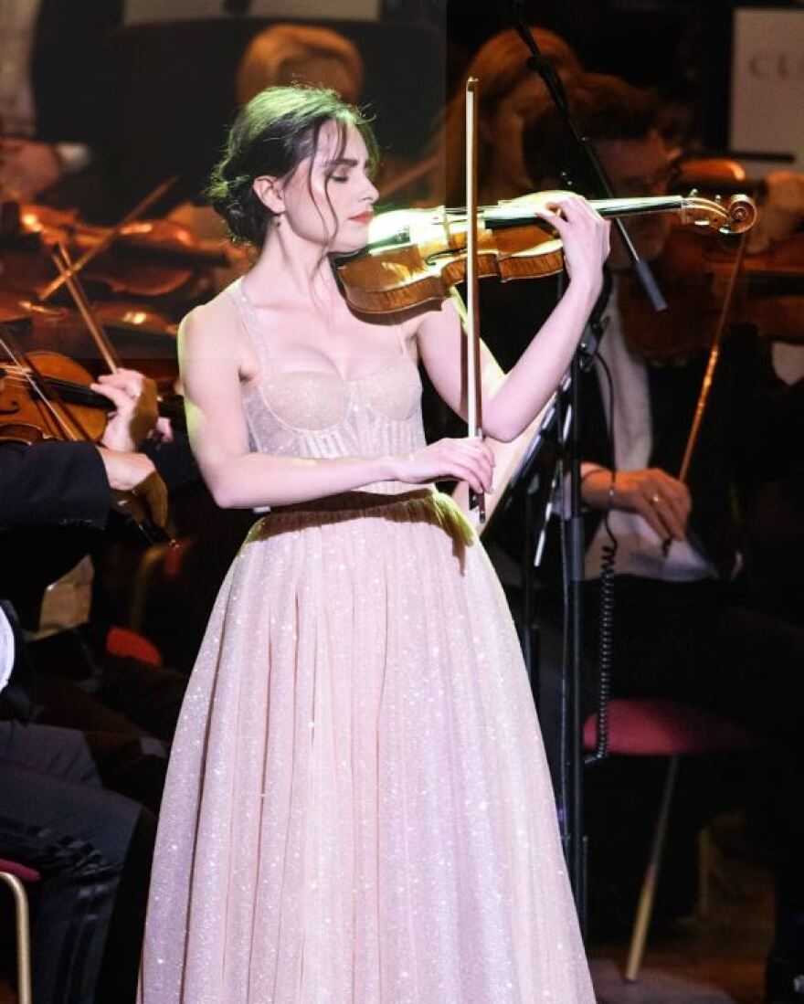 Γαλλία: Σφοδρή κριτική σε βιολονίστρια που πόζαρε με μαγιό - Την αποκάλεσαν «φτηνή» και «ρηχή»