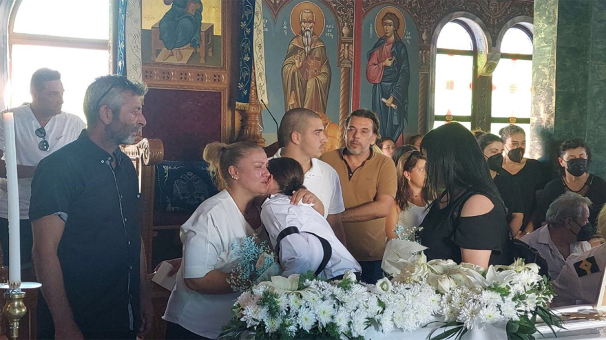 Μαριάννα Τσίγκα: Με ένα λουλούδι και ντυμένοι στα λευκά αποχαιρέτησαν την 20χρονη δόκιμο του Εμπορικού Ναυτικού - Φωτογραφίες