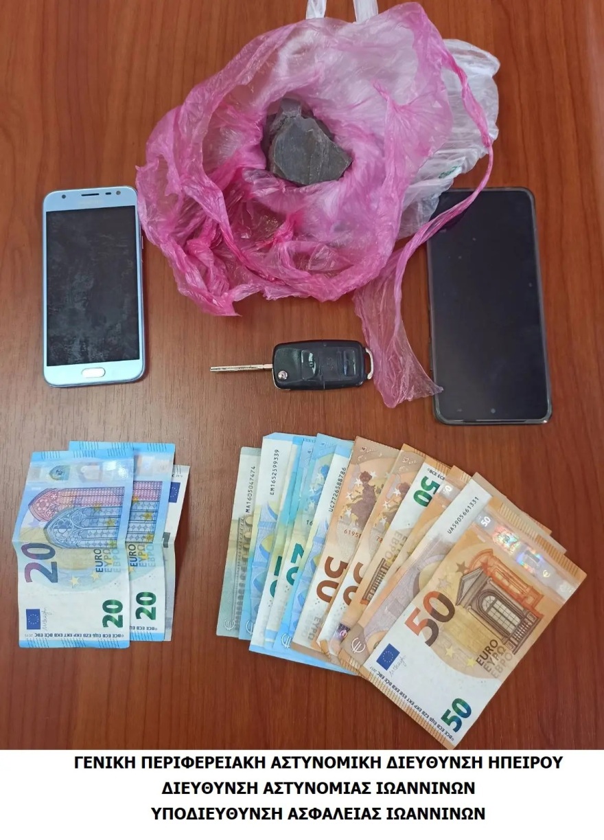 Ιωάννινα:  Ζευγάρι έκρυβε ηρωίνη κάτω από το λεβιέ των ταχυτήτων