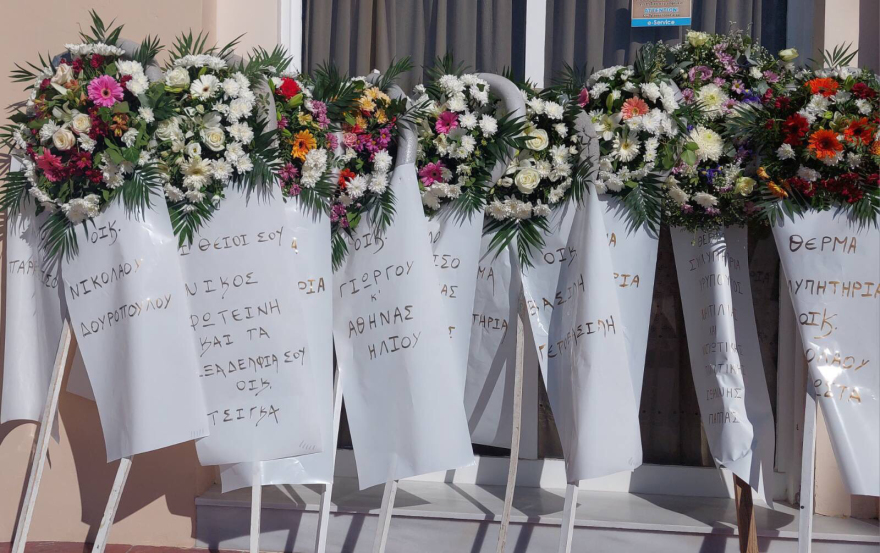 Μαριάννα Τσίγκα: Με ένα λουλούδι και ντυμένοι στα λευκά αποχαιρέτησαν την 20χρονη δόκιμο του Εμπορικού Ναυτικού - Φωτογραφίες