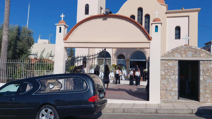 Μαριάννα Τσίγκα: Με ένα λουλούδι και ντυμένοι στα λευκά αποχαιρέτησαν την 20χρονη δόκιμο του Εμπορικού Ναυτικού - Φωτογραφίες