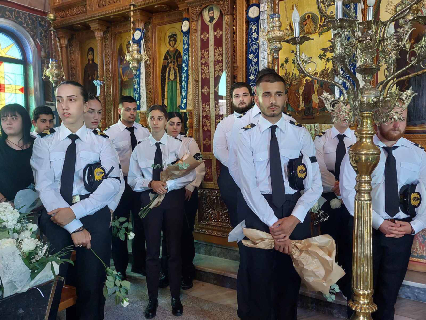 Μαριάννα Τσίγκα: Με ένα λουλούδι και ντυμένοι στα λευκά αποχαιρέτησαν την 20χρονη δόκιμο του Εμπορικού Ναυτικού - Φωτογραφίες