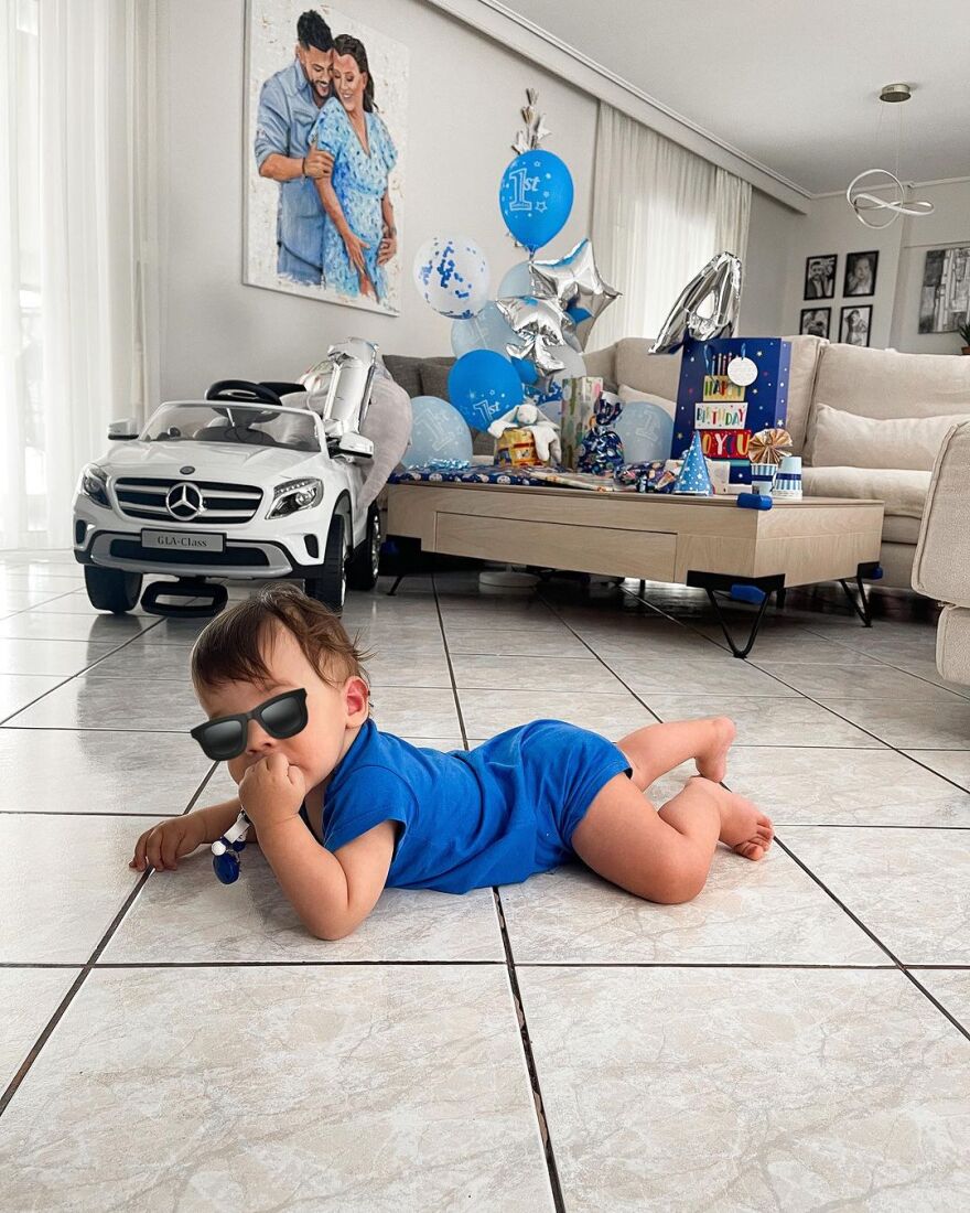 Λάουρα Νάργες-Χρήστος Σαντικάι: Στα πρώτα γενέθλια του γιου τους - Δείτε φωτογραφίες