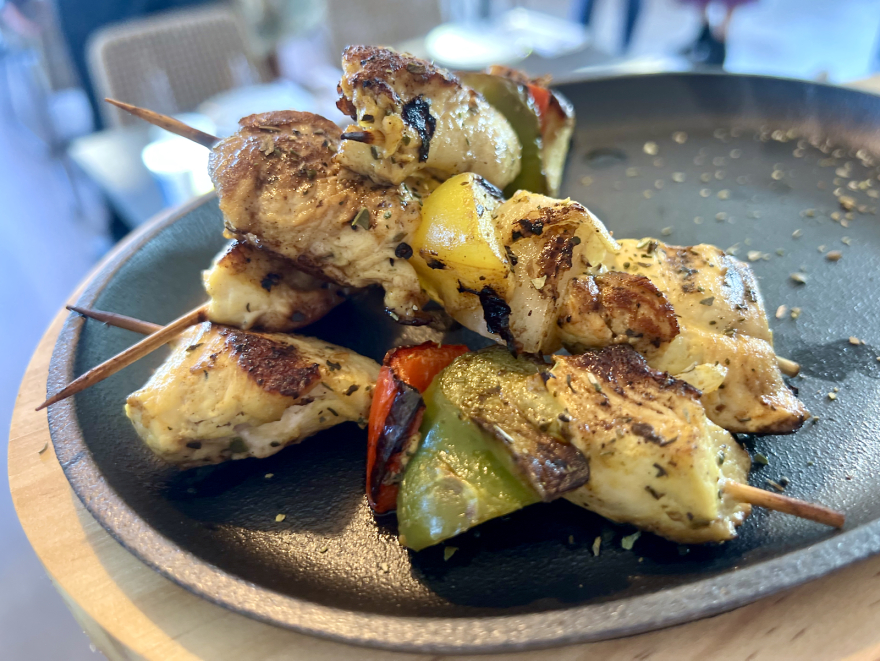 Αντετοκούνμπο: Άνοιξε ελληνικό εστιατόριο στο Μιλγουόκι με τζατζίκι, σουβλάκι και μουσακά