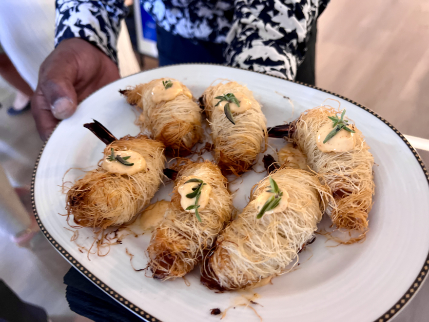 Αντετοκούνμπο: Άνοιξε ελληνικό εστιατόριο στο Μιλγουόκι με τζατζίκι, σουβλάκι και μουσακά