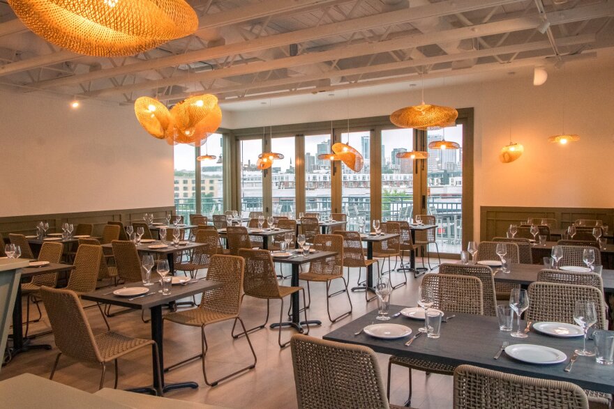 Αντετοκούνμπο: Άνοιξε ελληνικό εστιατόριο στο Μιλγουόκι με τζατζίκι, σουβλάκι και μουσακά