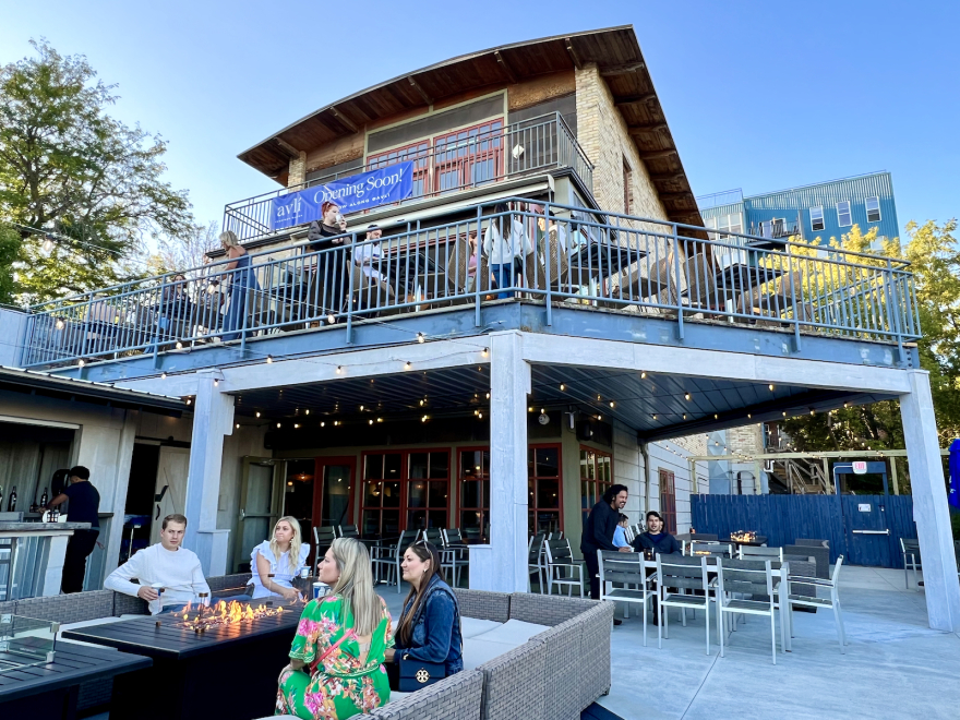 Αντετοκούνμπο: Άνοιξε ελληνικό εστιατόριο στο Μιλγουόκι με τζατζίκι, σουβλάκι και μουσακά