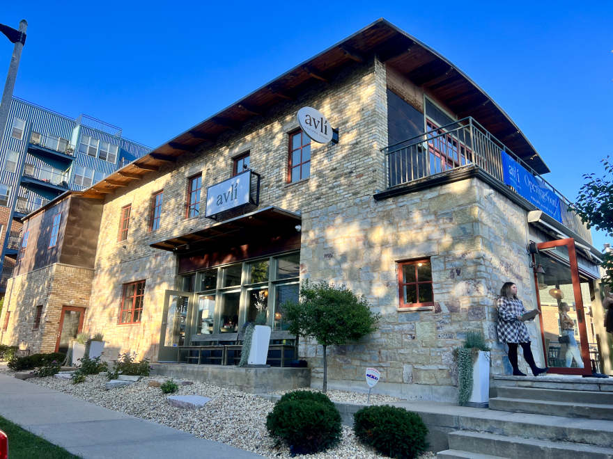 Αντετοκούνμπο: Άνοιξε ελληνικό εστιατόριο στο Μιλγουόκι με τζατζίκι, σουβλάκι και μουσακά