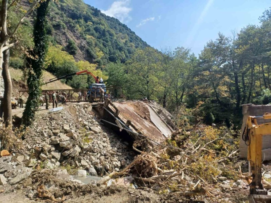Θεσσαλία: Αποκαταστάθηκε η κυκλοφορία στα Στουρναρέικα Τρικάλων με την τοποθέτηση γέφυρας Μπέλεϋ